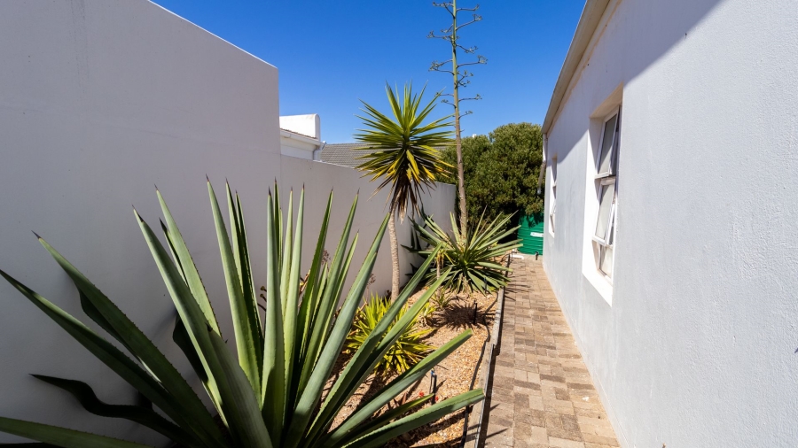 4 Bedroom Property for Sale in Golden Mile Western Cape